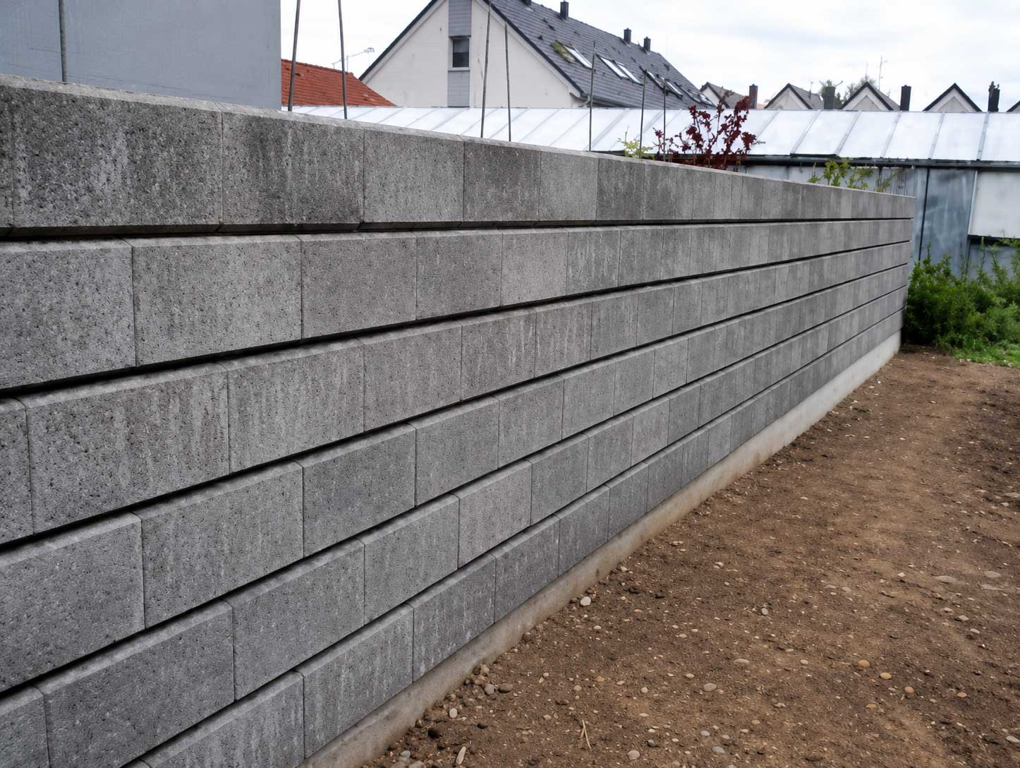 Montage der Holzbetonsteine einer Lärmschutzwand