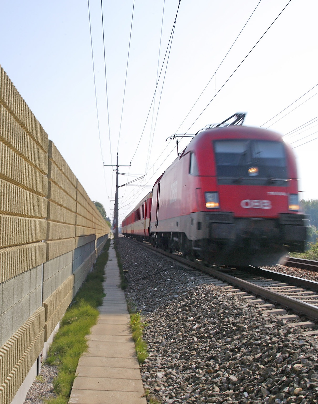 Lärmschutzwand aus Leier-Durisol an der Eisenbahn