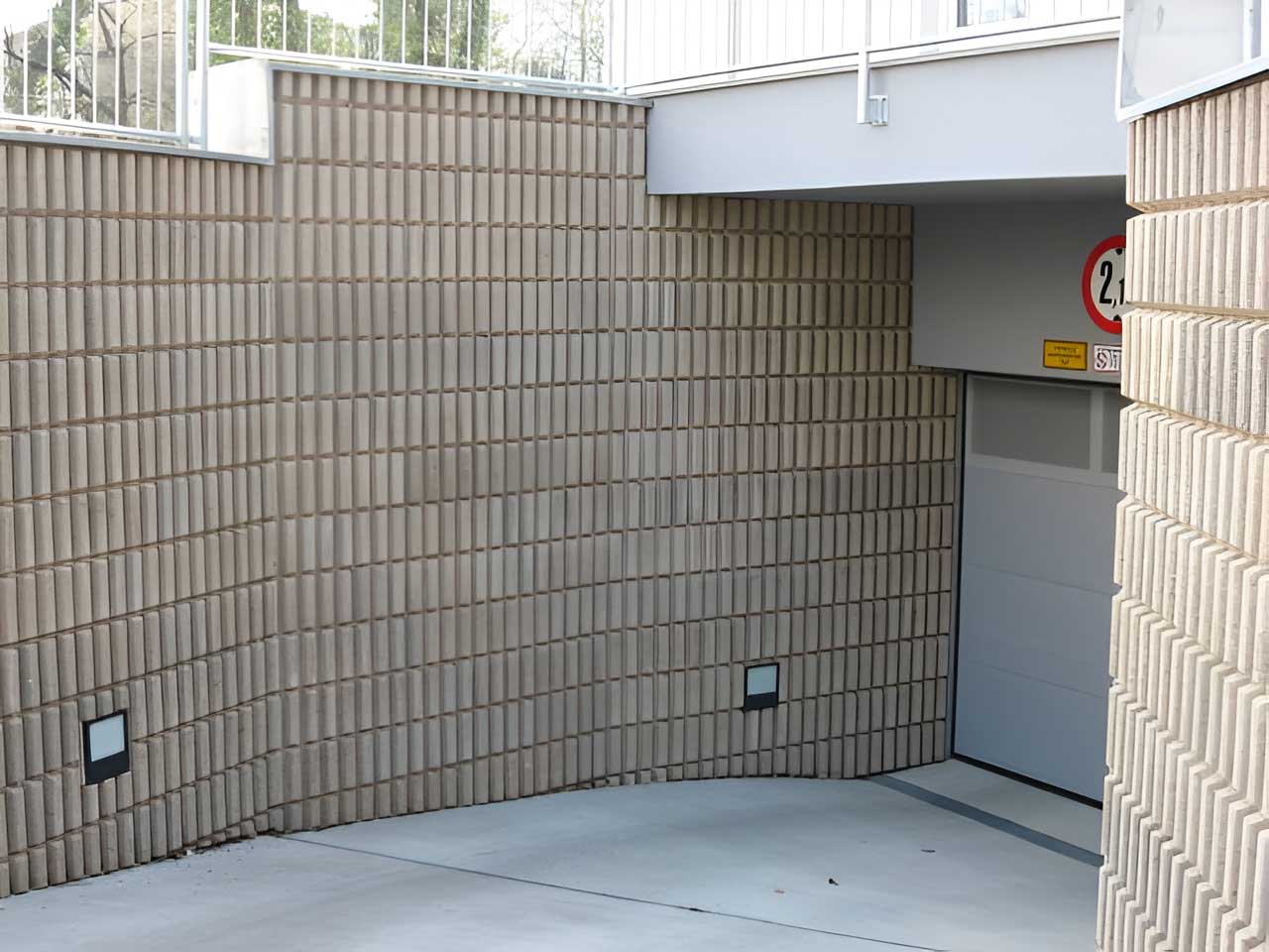 Garageneinfahrt mit Schallabsorbern