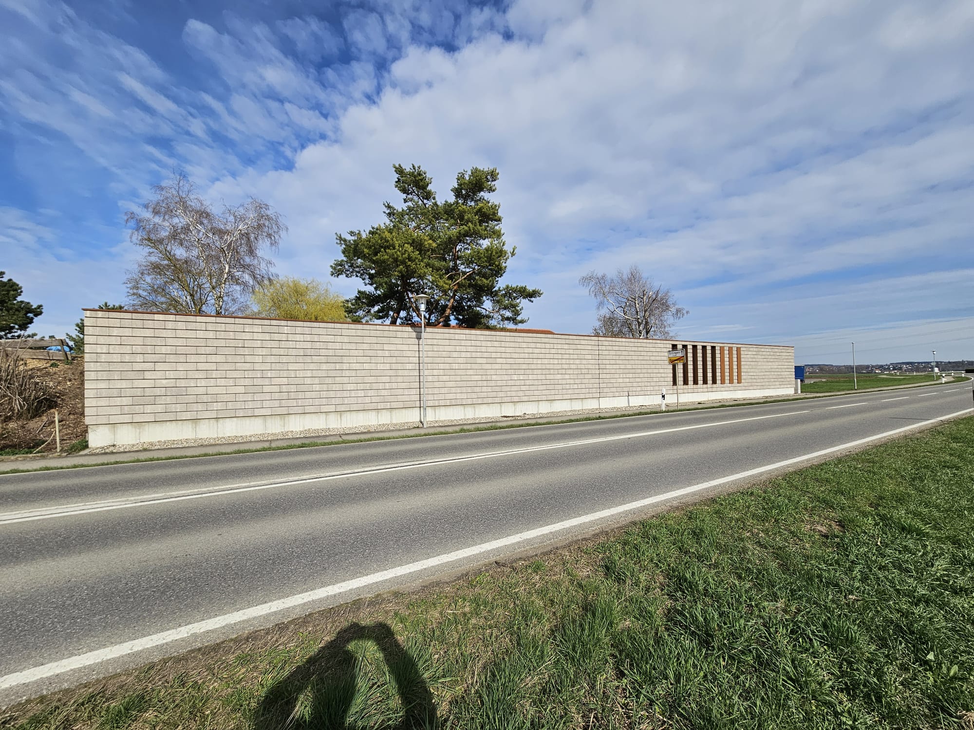 Fertiggestellte Lärmschutzwand auf einem Privatgrundstück