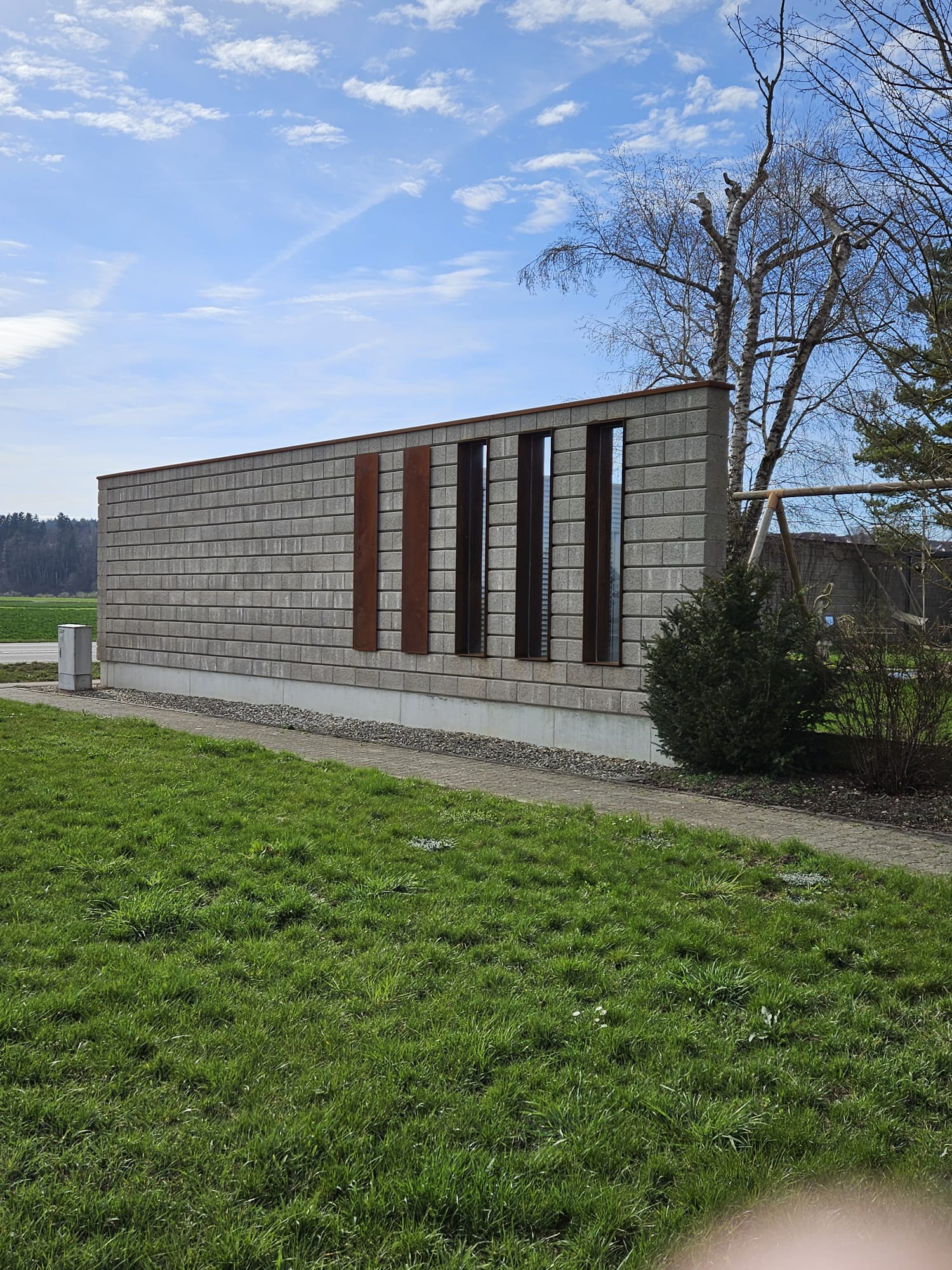 Lärmschutzwand aus Holzbeton in einem Wohngebiet