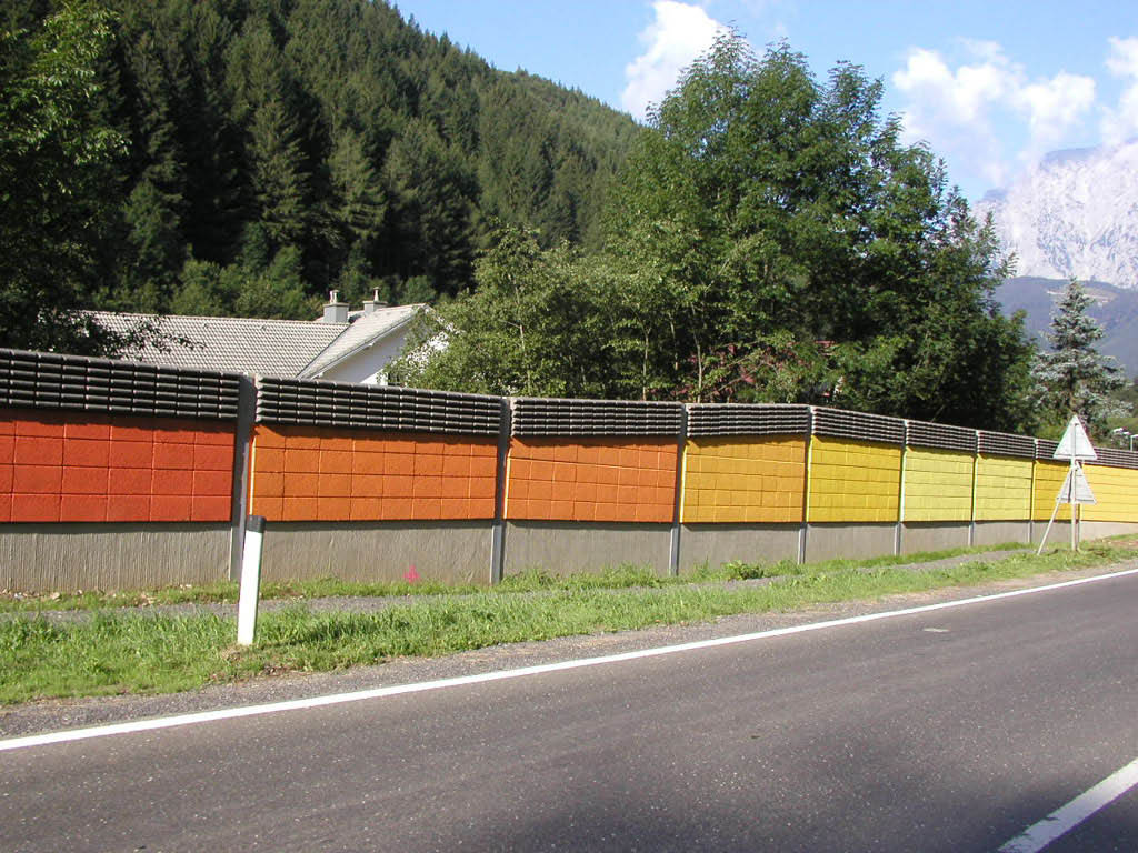 Bau einer Lärmschutzwand aus Holzbetonsteinen