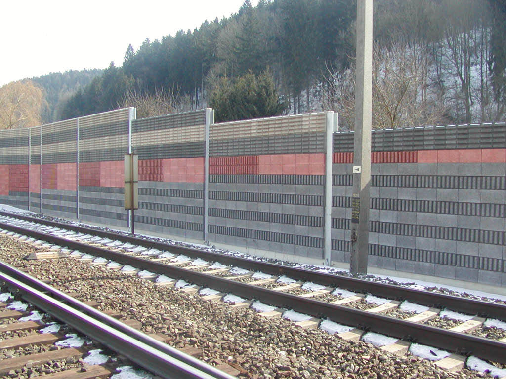 Bau einer Lärmschutzwand aus Holzbetonsteinen