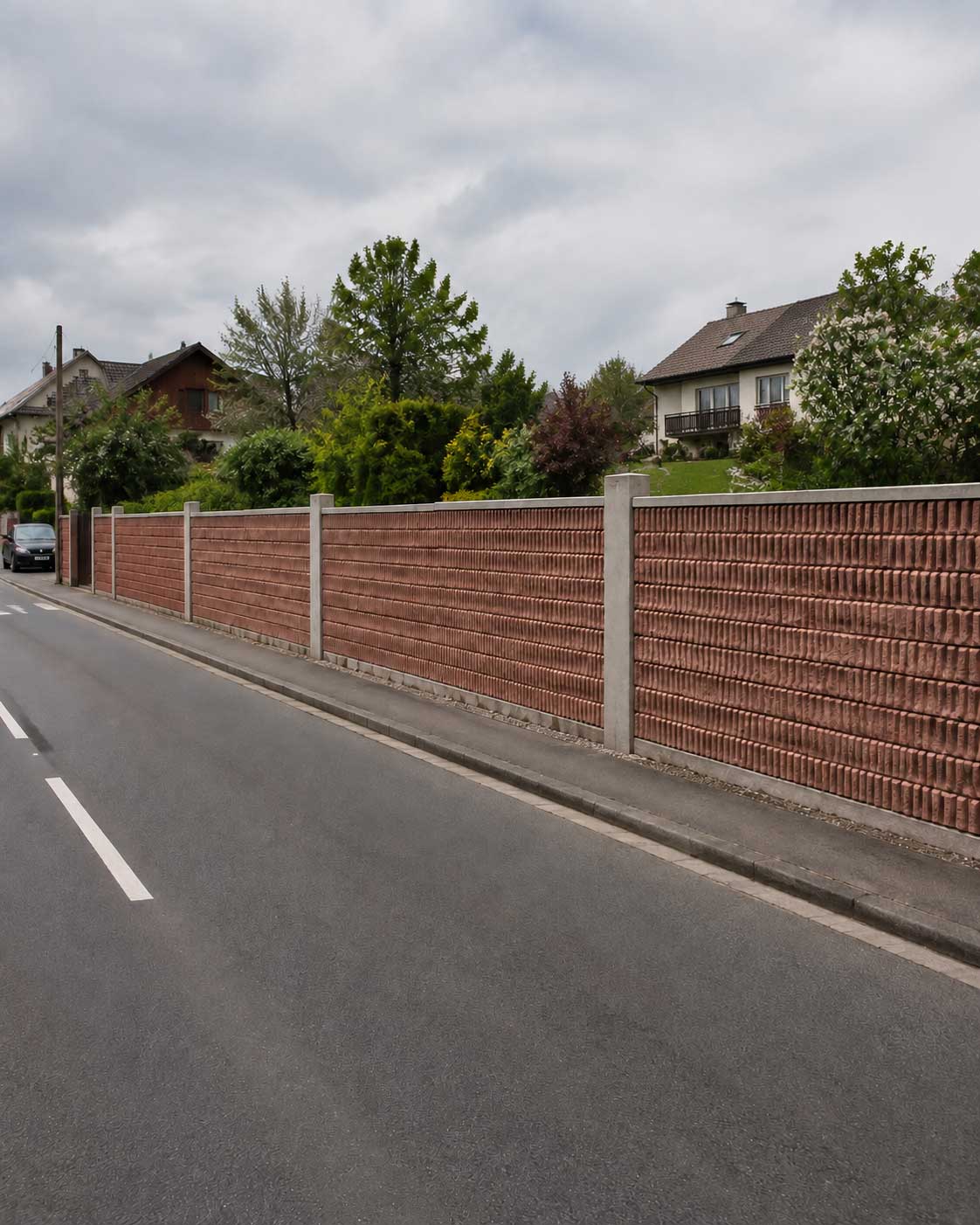Lärmschutzwand nahe einer Straße zur Unterbrechung des direkten Schallwegs