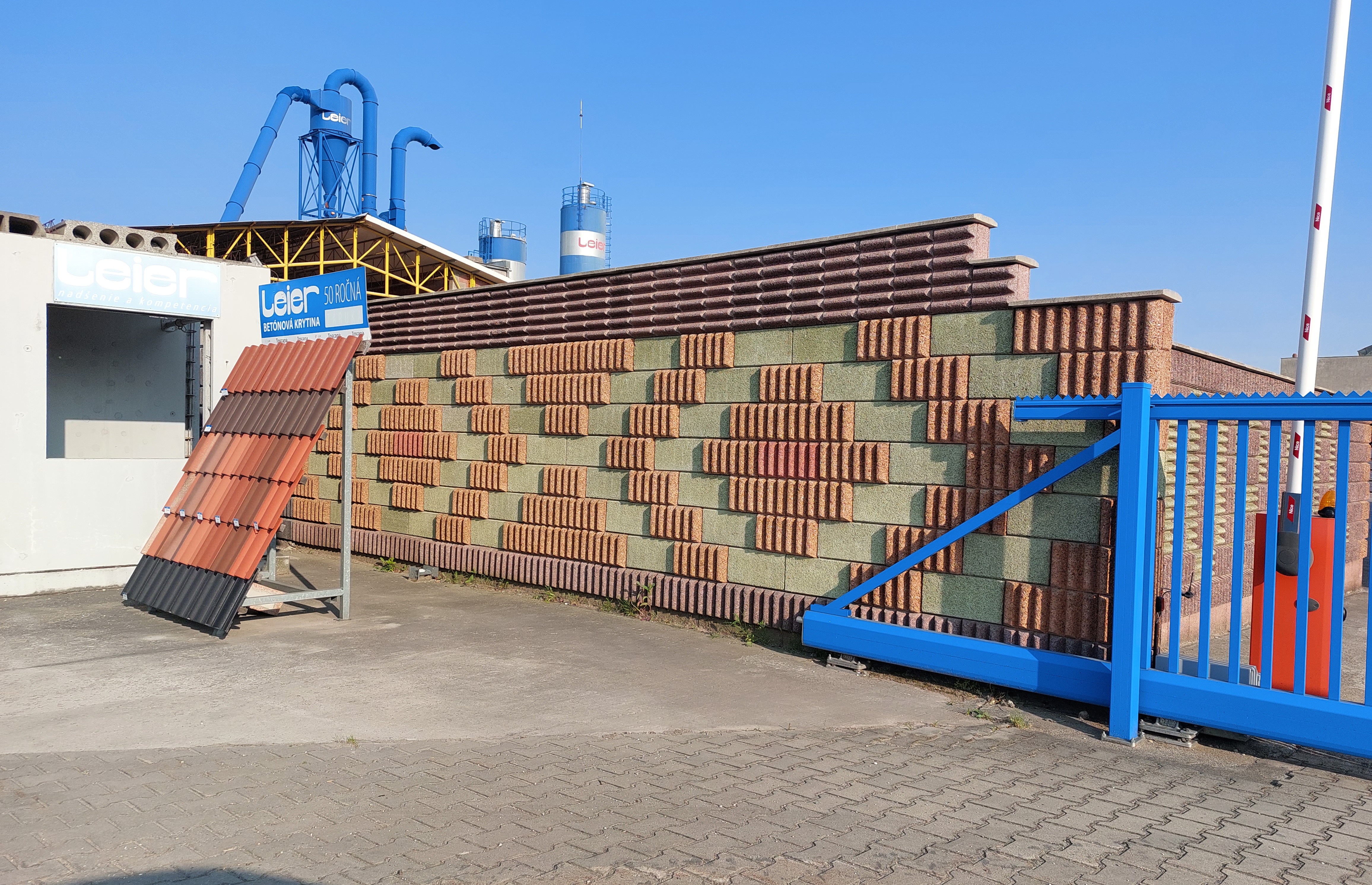 Massive Lärmschutzwand an einer Werkseinfahrt