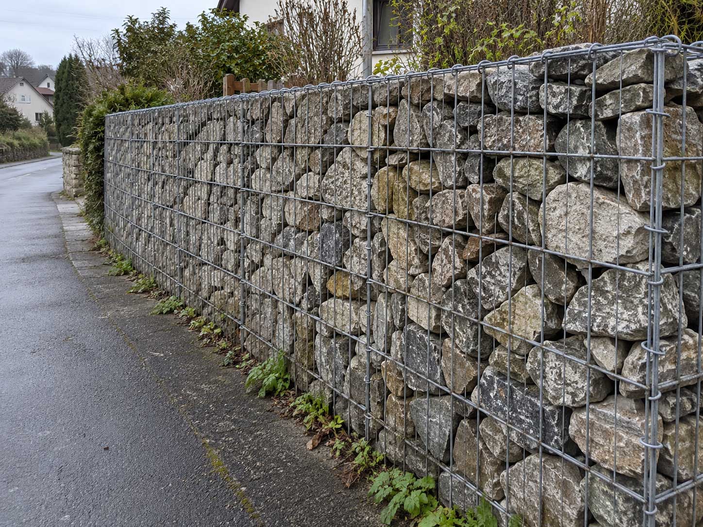 Lärmschutzwand aus Holzbeton als Alternative zu Gabionen