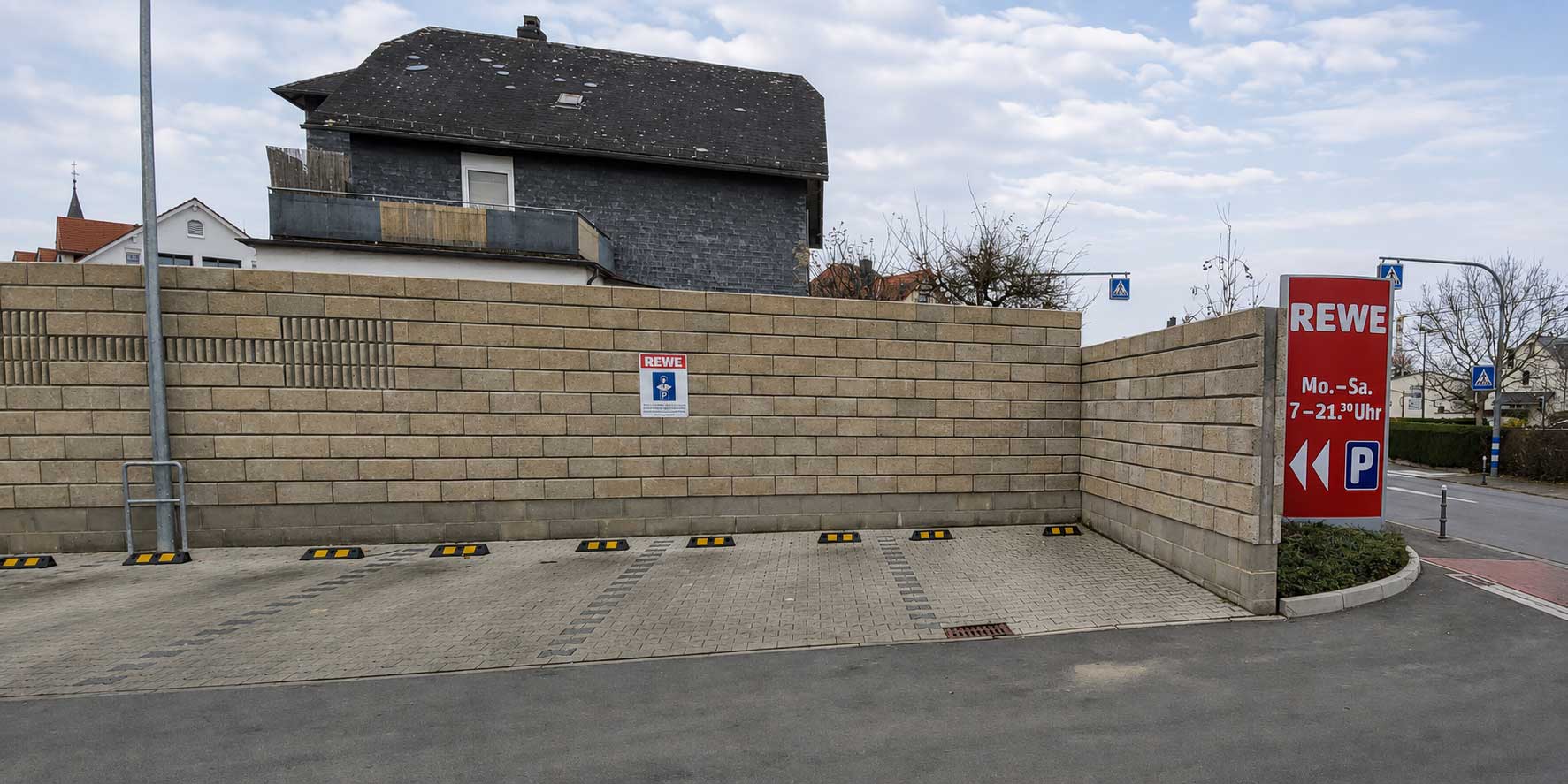 Lärmschutzwand an einem Kundenparkplatz