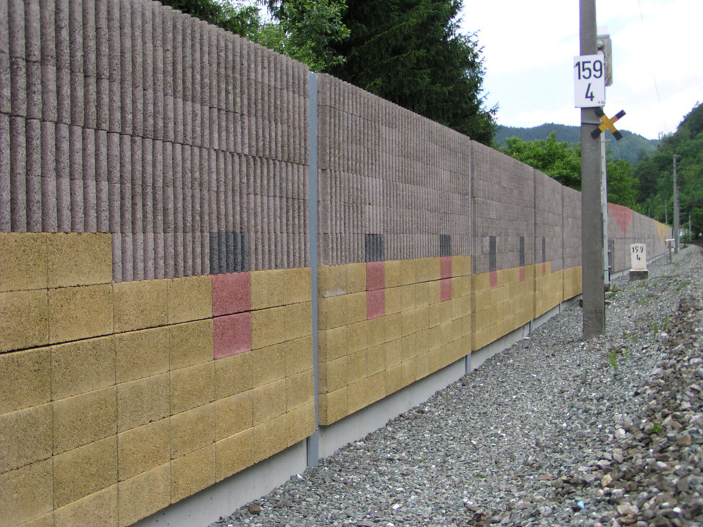 Bau einer Lärmschutzwand aus Holzbetonsteinen