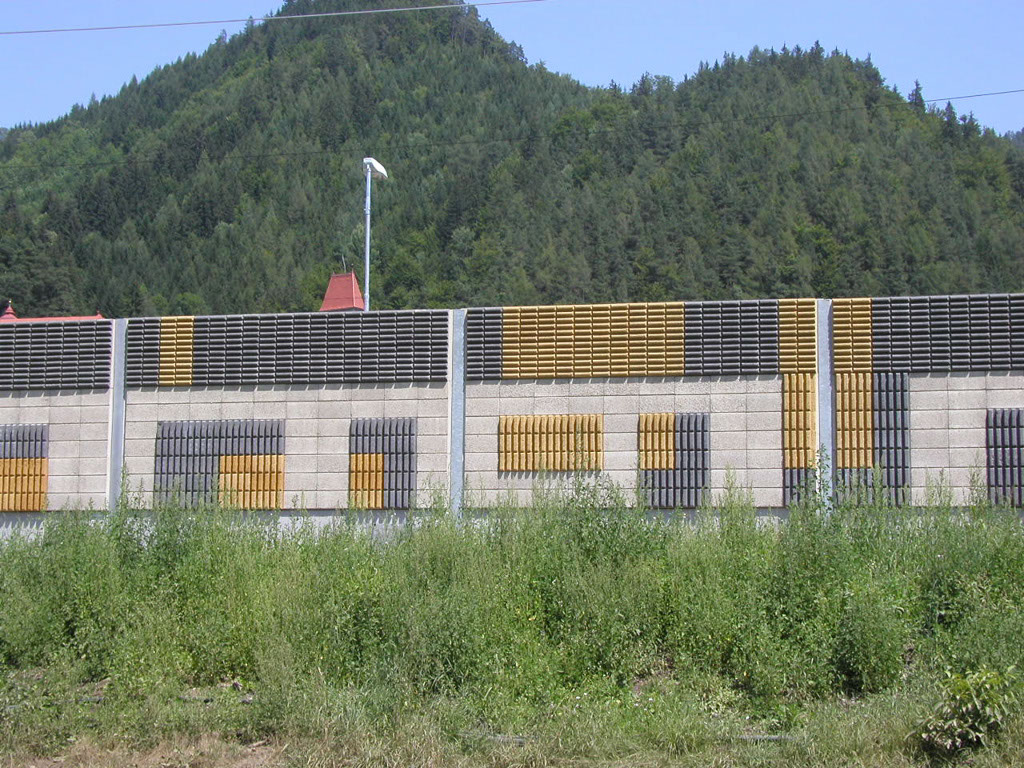 Bau einer Lärmschutzwand aus Holzbetonsteinen