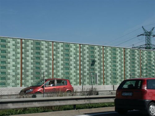 Bau einer Lärmschutzwand aus Holzbetonsteinen