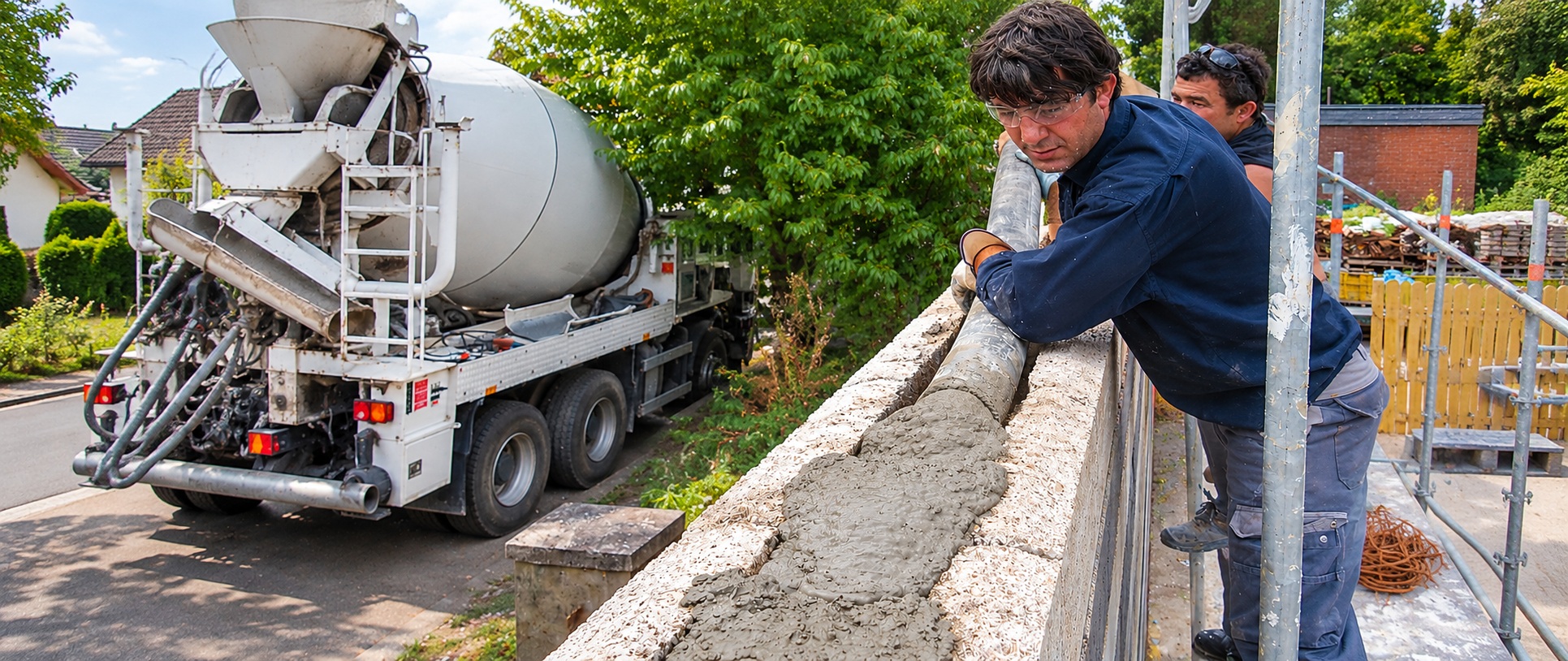 Betonieren und fertigstellen an einer Straße